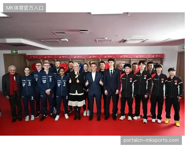 法国总统马克龙亲赴训练基地为国家队打气，高卢雄鸡剑指队史第三座世界杯冠军